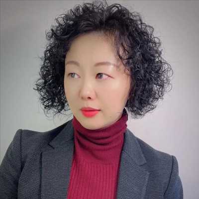 脸胖适合烫什么发型（60岁的女人脸大烫什么发型好）