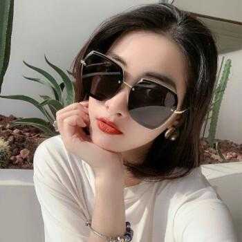 圆脸适合什么太阳镜（圆脸带什么墨镜好看）