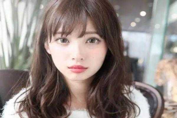 女生染发什么颜色好看（想染头发，不知道栗棕，咖啡，巧克力色那个更好看些）