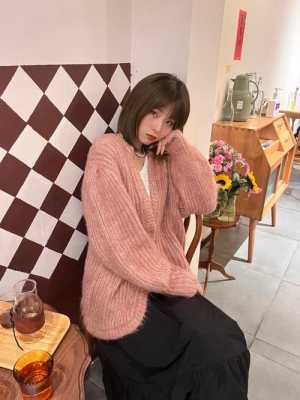 粉色头发怎么搭配衣服（粉色毛衣配什么裤子才比较好看）