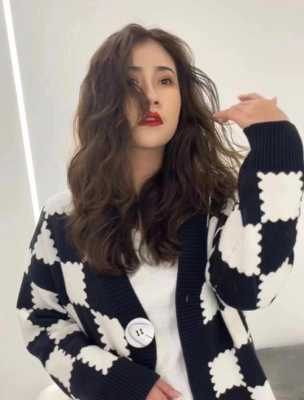 今年烫发流行什么发型（今年烫发流行什么发型女）