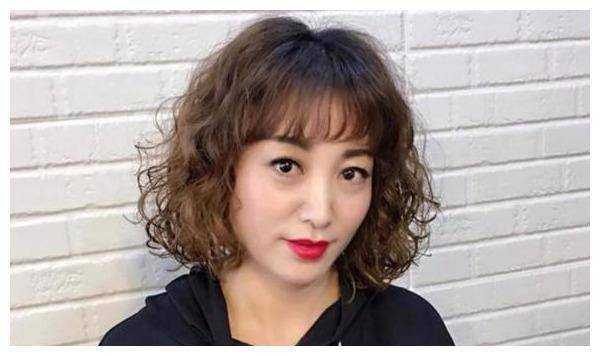 现在女生流行什么发型（五十岁女人今年最佳流行发型）