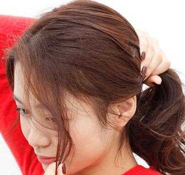 中长发怎么扎简单好看（冬季中长发穿毛衣怎么扎简单好看）