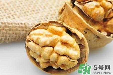 吃什么食物头发长得快（吃什么坚果长头发？吃核桃能长头发呢）