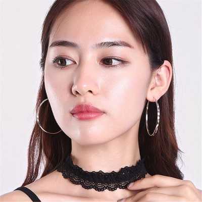 长耳坠适合什么发型（大圈耳环适合什么发型）
