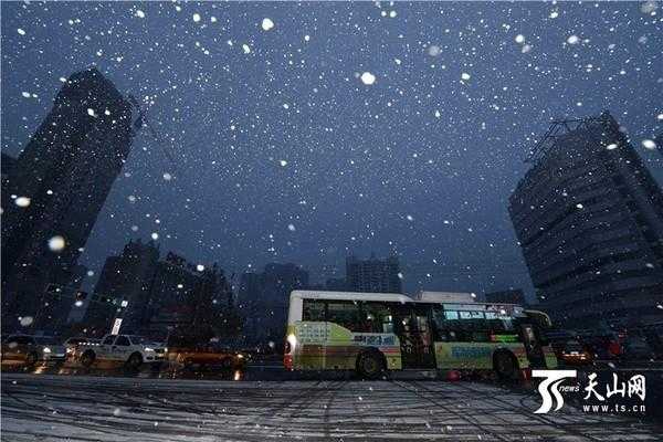 新疆库尔勒一年四季气候怎么样?冬天冷不冷?下雪多不多?夏天热不热,夏天怎么样用英语回答