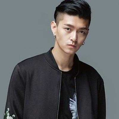 两边很短头发中间稍微长的是什么发型,男生两边短中间长的发型叫什么