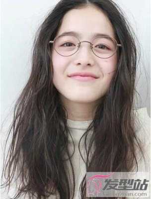 脸大脖子短的女生适合什么发型（脖子短是长发适合烫什么头）