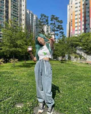 绿色头发配什么衣服（绿色头发配什么衣服好看）