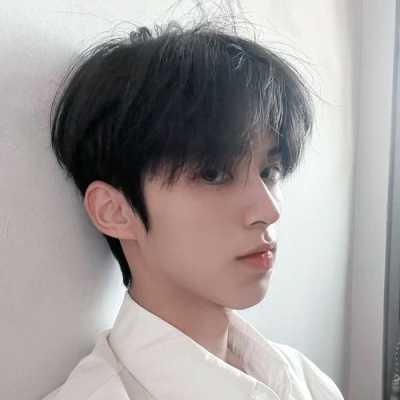 偏头适合什么发型男,男生什么发型显头小脸小