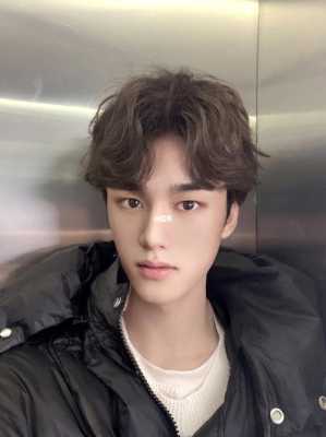 男生怎么用夹板卷头发,卷头发适合什么发型男生
