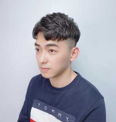 男生尖脸适合什么发型（男生发际线呈尖状适合什么发型）