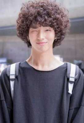 天生卷发适合什么发型男（天生卷发适合什么发型男生）