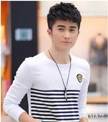 中学生适合什么发型男（中学生男生自来卷适合什么发型）