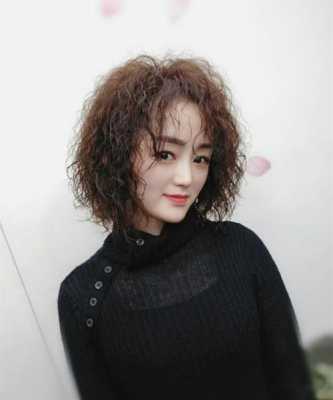 现在流行什么样的发型（长发满头烫发型图片，今年流行什么发型全烫）