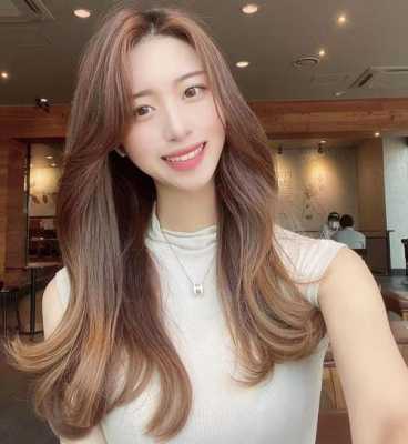 世界上各国人的头发都有几种颜色,头发什么颜色显肤白又显年轻