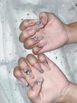 美甲怎么贴钻（美甲大钻怎么粘，美甲贴钻步骤）
