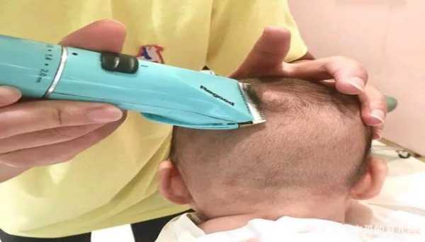宝宝发型怎么剪（刚满月的新生儿理发需要剃光吗？该怎么剃呢）