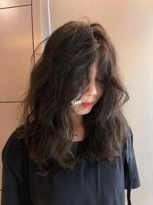 头发为什么卷（头发变卷的原因及解决办法）
