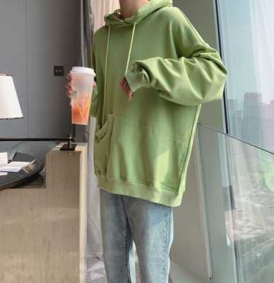 卫衣配什么裤子男（绿色卫衣配什么裤子男）