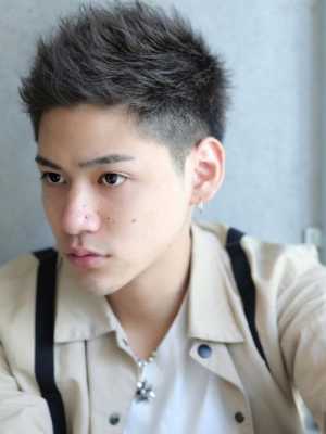 额头宽适合什么发型（宽额头男生适合什么发型）