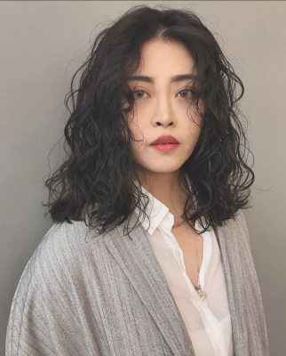头发少怎么烫（头发少怎么烫头发好看蓬松）