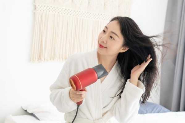 女孩说在吹头发怎么回复,女生怎么吹头发干得快