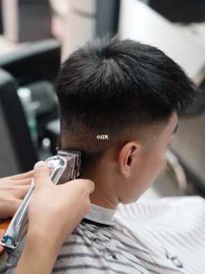 自己怎么剪发尾最自然,怎么自己做发型男
