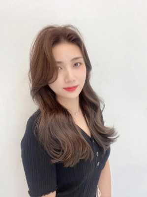 头发染什么色显白（头发染什么色显白显脸色白）