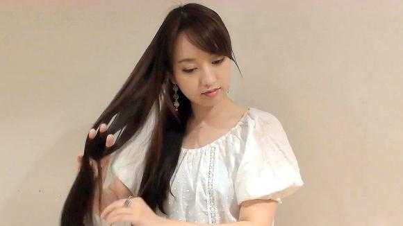 自己怎么剪长发（女生长发怎么自己在家修短一点点）