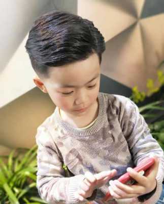 男童发型怎么剪（男孩头发上面长怎么剪）