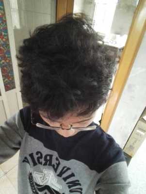 为什么头发是卷的（为什么头发是卷的而且凹凸不平）