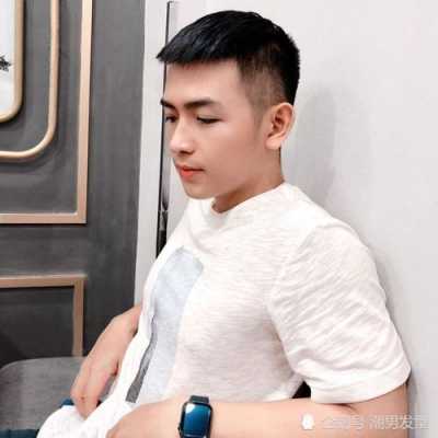 剪什么发型显年轻（剪什么发型显年轻男生）