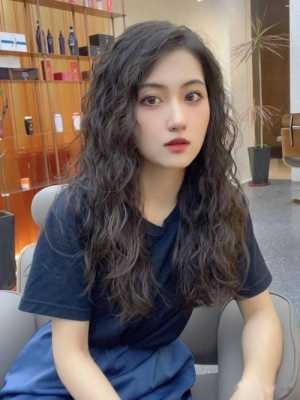 烫什么发型显年轻（女人烫什么发型显年轻）