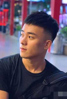 头大男生适合什么发型（头大男生适合什么发型图片）