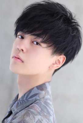 男生脸短适合什么发型（瘦长脸，自然卷，翘下巴，肤白，男生，适合什么发型）