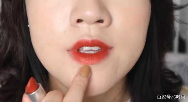 嘴唇厚怎么涂口红好看（上嘴唇厚怎么涂口红）
