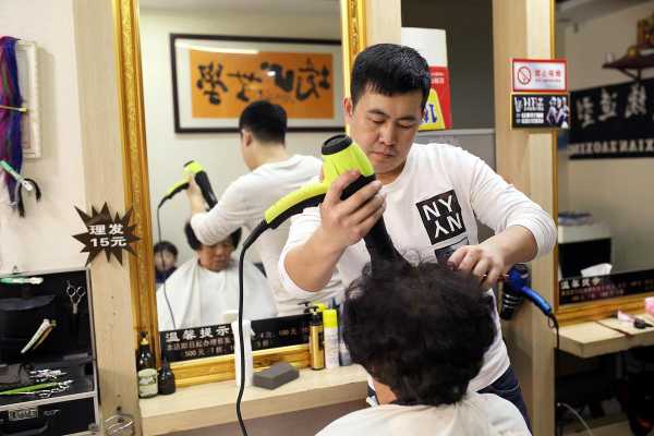 怎么当发型师（怎么成为一名发型师）