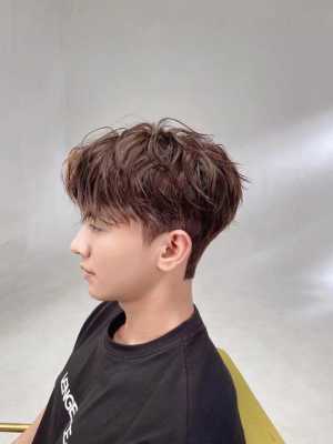 现在流行什么发型男（现在流行什么发型男生）