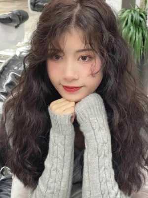 圆脸烫什么卷发好看（圆脸烫什么卷发好看图片）