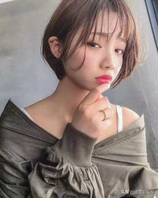 圆脸下巴短适合什么发型（圆脸尖下巴适合什么妆容）