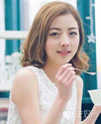 圆脸下巴短适合什么发型（圆脸尖下巴适合什么妆容）