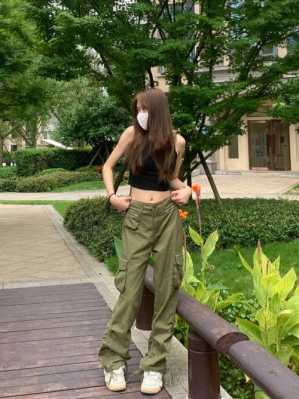 军绿色工装裤配什么上衣（军绿色的工装裤子配什么颜色的上衣）