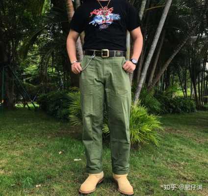 军绿色工装裤配什么上衣（军绿色的工装裤子配什么颜色的上衣）