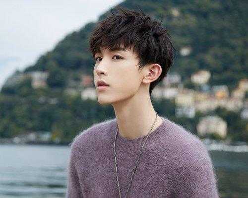 刘海长了怎么打理才好看,刘海长了怎么弄好看男