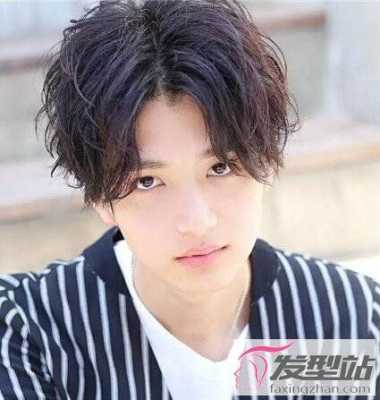 男生怎么中分（男生怎么中分好看）