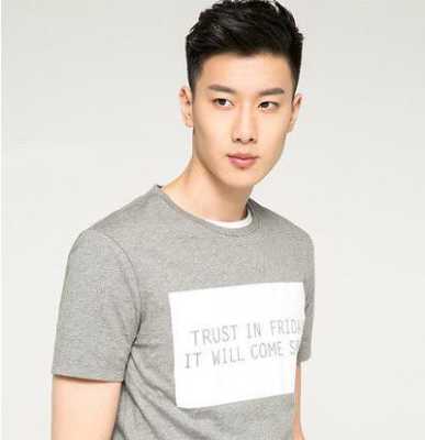 小脑门适合什么发型（小脑门适合什么发型男生）