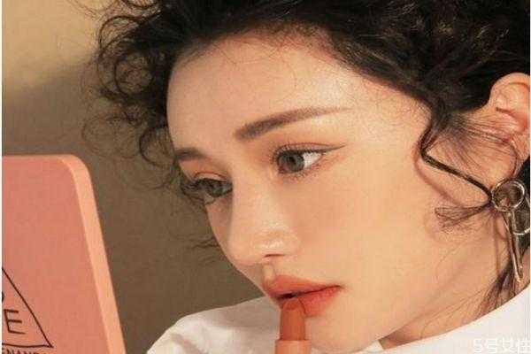 MAC09红棕色适合黄黑皮吗,红棕色适合什么肤色的人