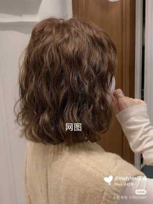 我原来头发不卷现在自来卷了越来越卷这是怎么回事,头发变卷是什么原因造成的