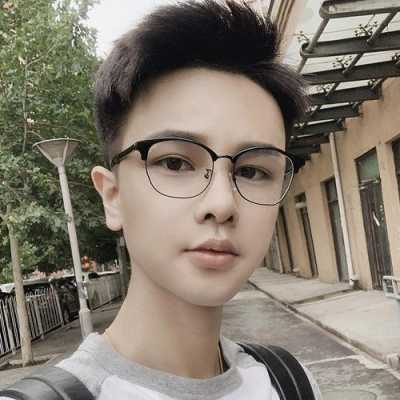 小脸男生适合什么眼镜